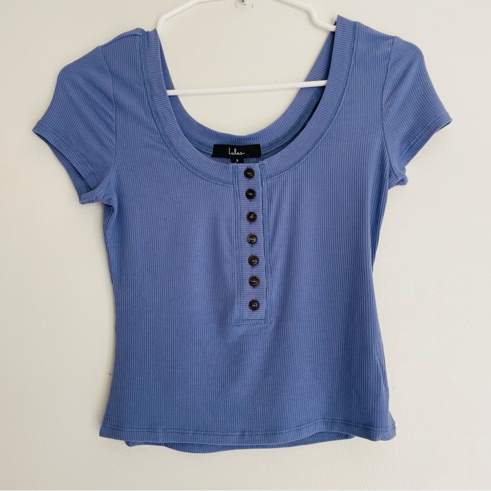 LULU’S NWT Blue Ribbed Henley Cropped Top